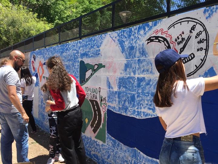 Mural de Movilidad Segura Liceo N°37 Estudiantes pintando el mural