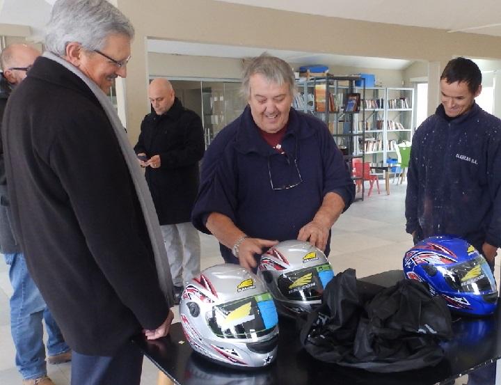 Vecino de Casavalle recibiendo su casco integral Vecino de Casavalle recibiendo su casco integral
