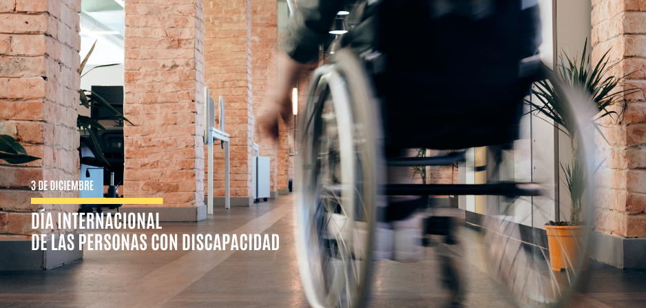 Persona en silla de ruedas leyenda sobre el día internacional de la Discapacidad