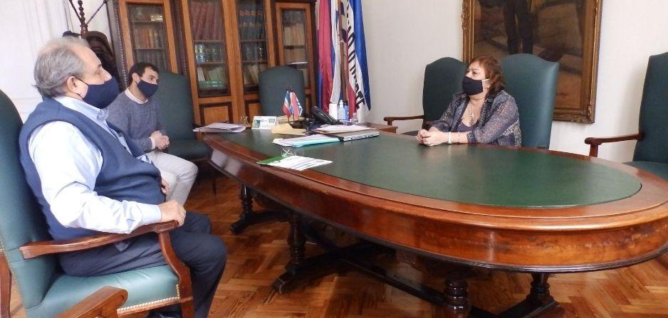 presidente de UNASEV, Alejandro Draper, reunido con Secretaria General de la Intendencia de Tacuarembó, Liliana Estéves