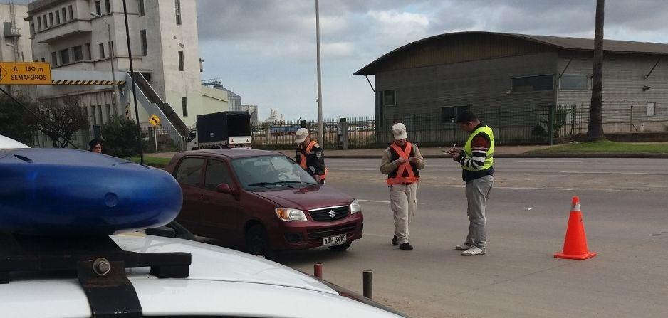 Policía Caminera en punto de control de tránsito en las inmediaciones de la rambla portuaria montevideana
