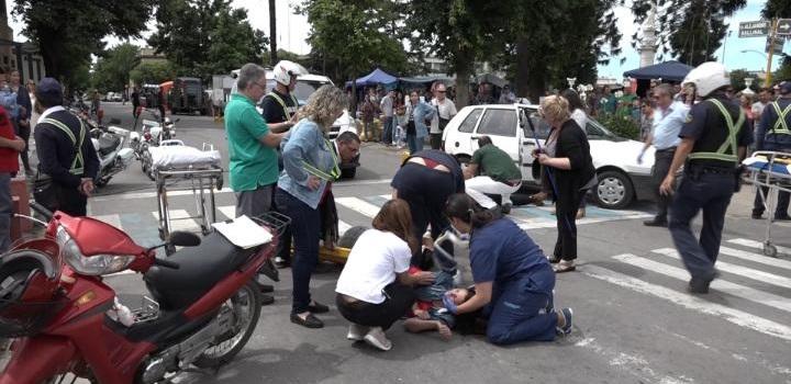 Recreación de vecinos asistiendo a persona siniestrada