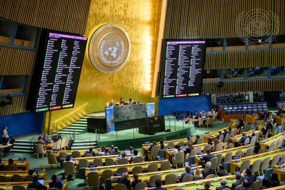 La Asamblea General aprueba la resolución de la Declaración de Progreso de los gobiernos Pantalla muestra los votos en la Asamblea General de las Naciones Unidas