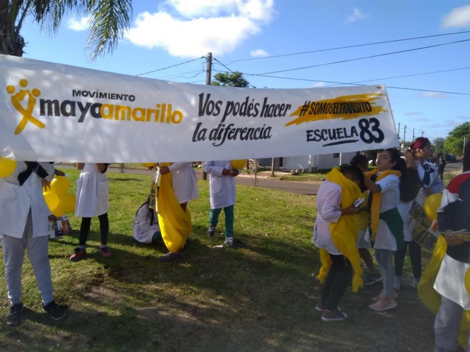 Escolares de Artigas en actividad Mayo Amarillo en espacio abierto