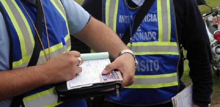 Inspectores de Tránsito de Maldonado documentando infracción