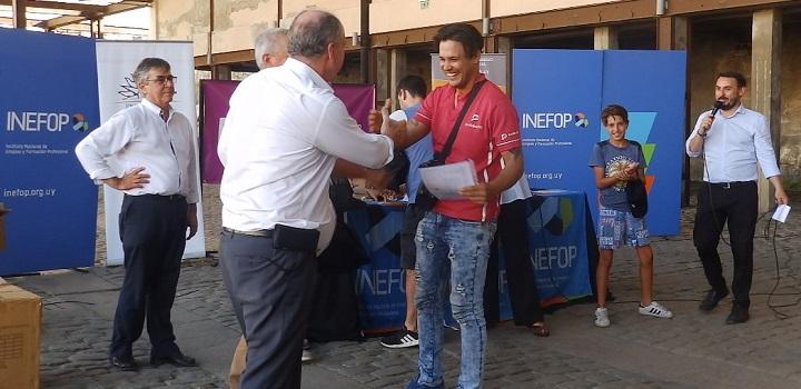 Ministro de Trabajo haciendo entrega de Certificado y Carnet a Repartidor en Moto Ministro de Trabajo haciendo entrega de Certificado y Carnet a Repartidor en Moto