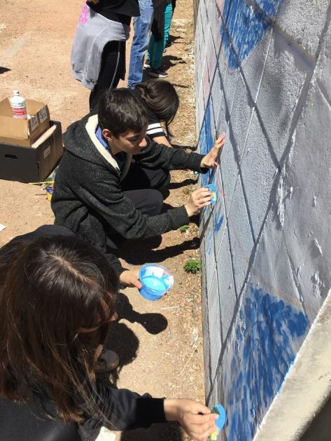 Mural de Movilidad Segura Liceo N°37 Estudiantesrealizando los primeros trazos sobre el muro