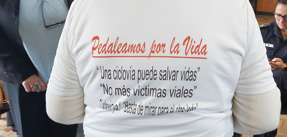 Camiseta diseñada por la Red de Víctimas convocando a usar ciclovías para un tránsito seguro Camiseta diseñada por la Red de Víctimas convocando a usar ciclovías para un tránsito seguro