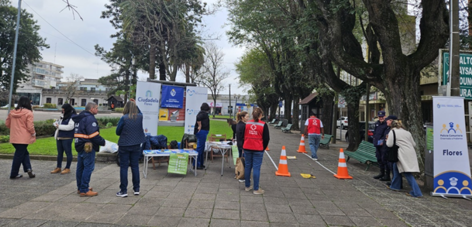 ULOSEV de Flores en plena actividad preventiva en plaza Constitución ULOSEV de Flores en plena actividad preventiva en plaza Constitución