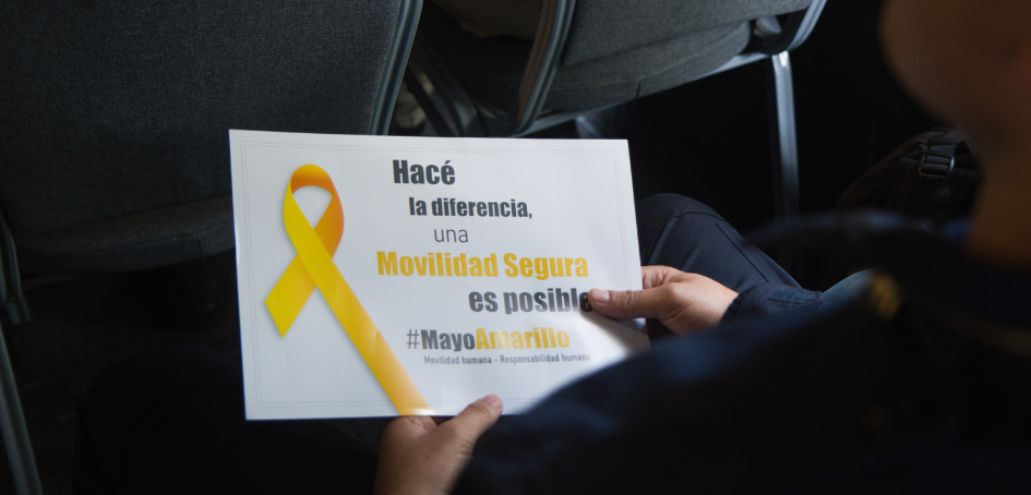 Agente con afiche en mano de Mayo Amarillo Agente con afiche en mano de Mayo Amarillo