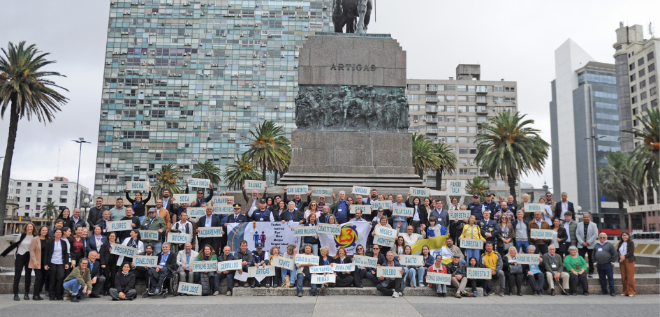 Foto grupal de ULOSEV en Plaza Independencia de Montevideo Foto grupal de ULOSEV en Plaza Independencia de Montevideo