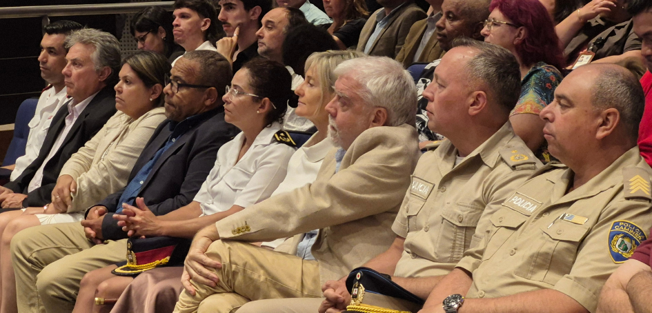 Vista parcial de autoridades en el auditorio
