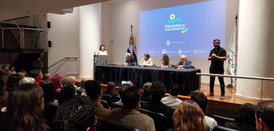 Vista general de la mesa de presentación de la campaña "Verano en Movimiento"