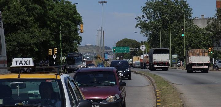 diversos vehículos en el tránsito montevideano cercano a los accesos de ruta 1 diversos vehículos en el tránsito montevideano cercano a los accesos de ruta 1