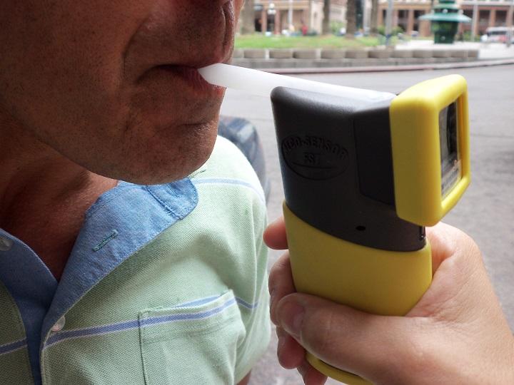 inspector de tránsito realizando espirometría