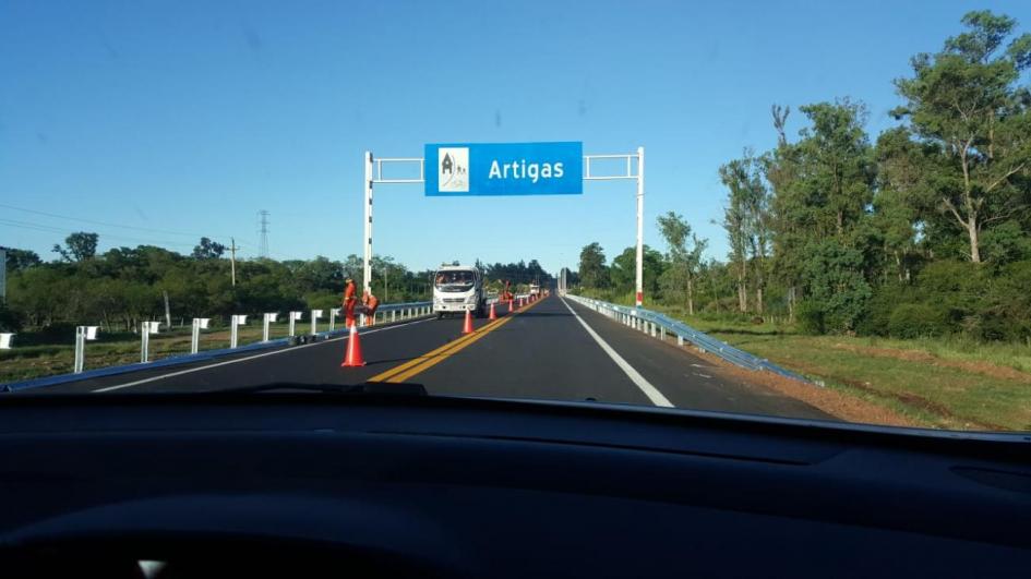Obreros trabajando en ruta 30 Imagen de la entrada a Artigas Ruta 30