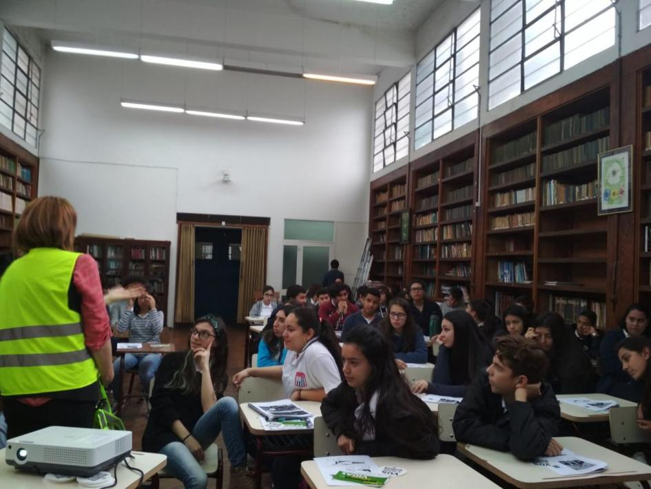 Estudiantes en jornada de taller de Educación Vial Tallerista de Unasev brindando una charla a estudiantes de liceo en el aula.