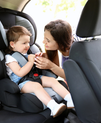 Madre ajustando a su niño