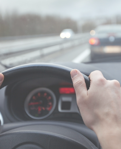 mano sobre volante