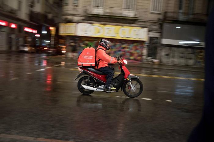 Repartidores en moto.