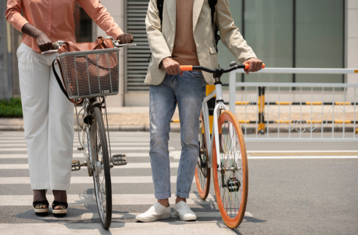 Ciclistas cruzando cebra, cortesía Freepick