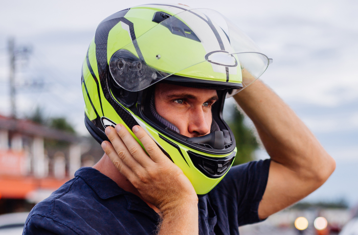 Motociclista con casco de perfil, cortesía Freepick