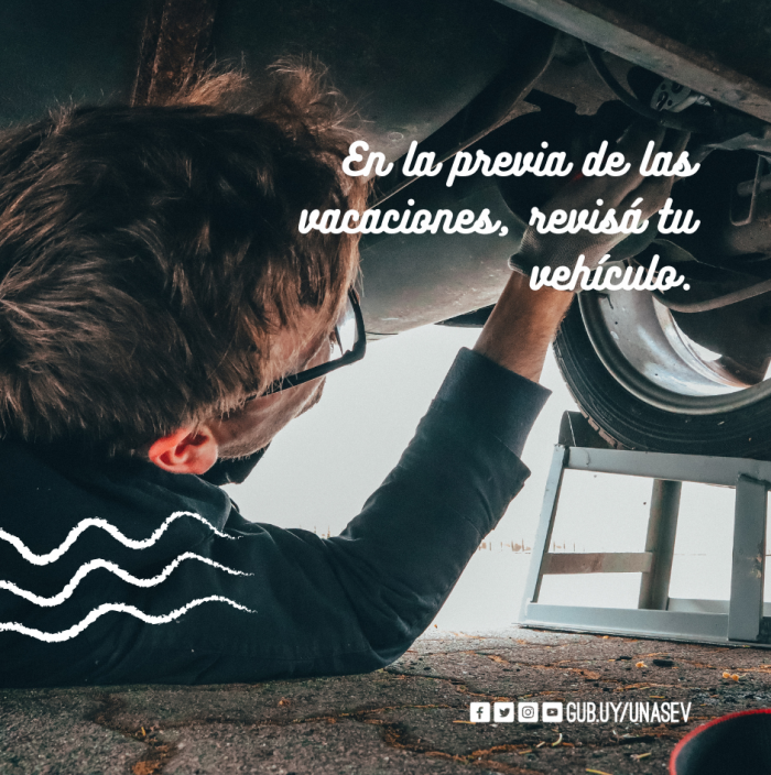 mecánico reparando automóvil