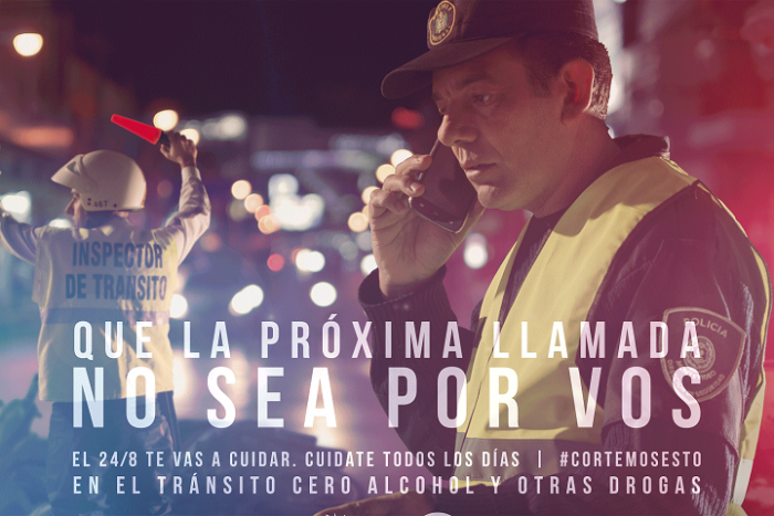 Afiche de la campaña donde muestra un policía cerca de un siniestro haciendo una llamada. La frase de la campaña es que la próxima llamada no sea por vos.