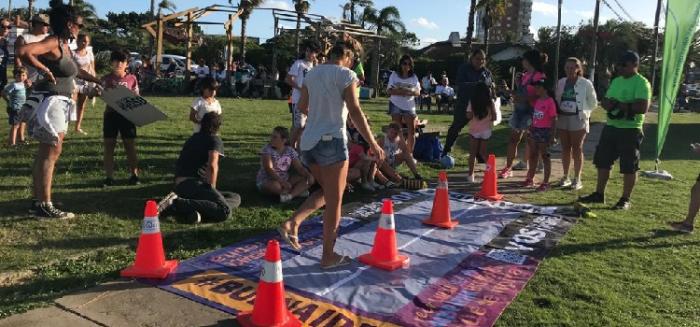 Público en general probando lentes que simulan efecto alcohol en La Paloma Público en general probando lentes que simulan efecto alcohol en La Paloma