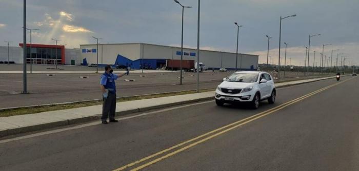 Inspector de Tránsito realizando control de velocidad con radar en Rivera