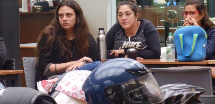 Estudiantes atendiendo a la conferencia Estudiantes atendiendo a la conferencia