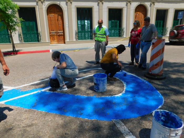 RENAVIC pinta lazo azul frente a Plaza Artigas de Salto