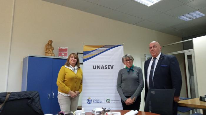 Director de UNASEV Carlos Manzor reunido en Salto con RENAVIC y Directora de Facultad de Enfermería
