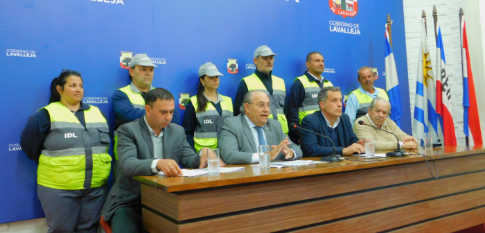 Mesa de la conferencia de prensa con autoridades y cuerpo inspectivo de tránsito de Lavalleja