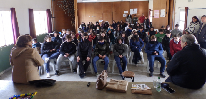 Referentes de UNASEV conversando con estudiantes de liceo de Montes