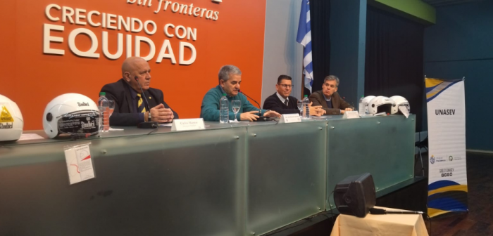 Mesa de presentación con autoridades Mesa de presentación con autoridades