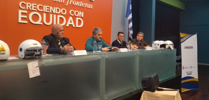 Mesa de presentación con autoridades