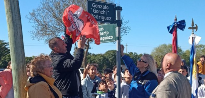 Momento en que se descubre señalización de la calle Gonzalo "Gonchi" Rodríguez en Tarariras/Colonia