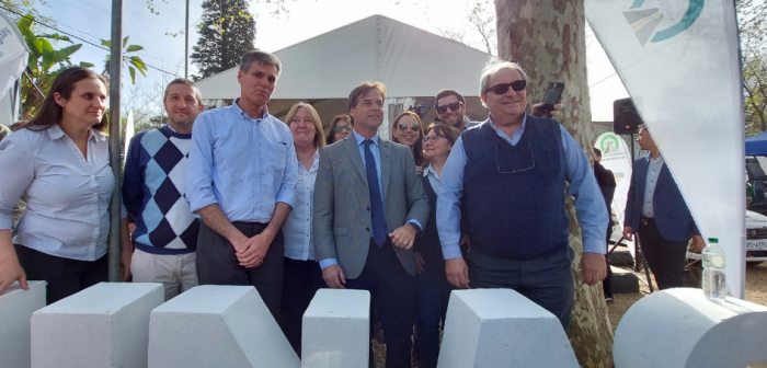 Presidente de la República, Luis Lacalle, flanqueado por Alejandro Draper y Mauricio Viera