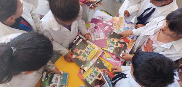 Escolares en un primer encuentro con libros que tratan la seguridad vial Escolares en un primer encuentro con libros que tratan la seguridad vial