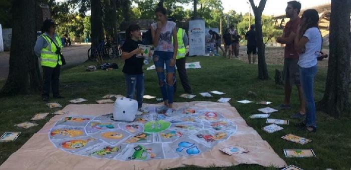 Alfombra desplegada en un parque durante Verano Querido