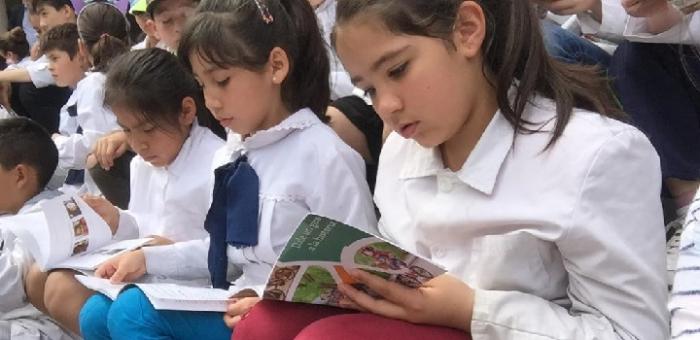 Escolares repasndo el libro sobre Educación Vial