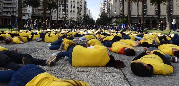 Cuerpos tirados en plaza Independencia simulando muertos por el tránsito