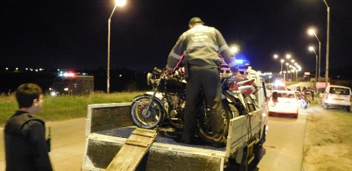 Inspector de Tránsito cargando a camión moto incautada