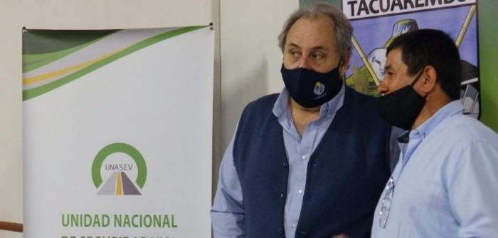 Presidente de UNASEV Alejandro Draper junto a Director de Tránsito de Tacuarembó, Agapito Leal Presidente de UNASEV Alejandro Draper junto a Director de Tránsito de Tacuarembó, Agapito Leal