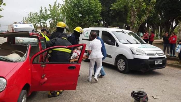 Simulación de rescate de un auto siniestrado a una ambulancia