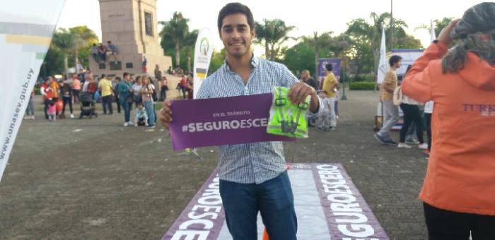 Joven salteño adhiriendo a Campaña "Seguro es Cero"