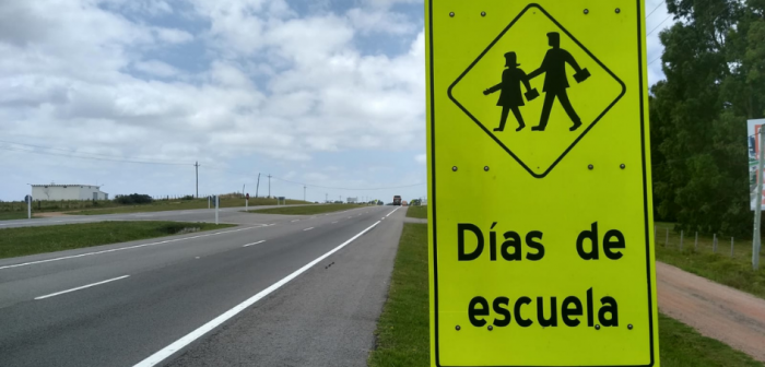 Cartel advirtiendo presencia de Escuela en ruta nacional Cartel advirtiendo presencia de Escuela en ruta nacional