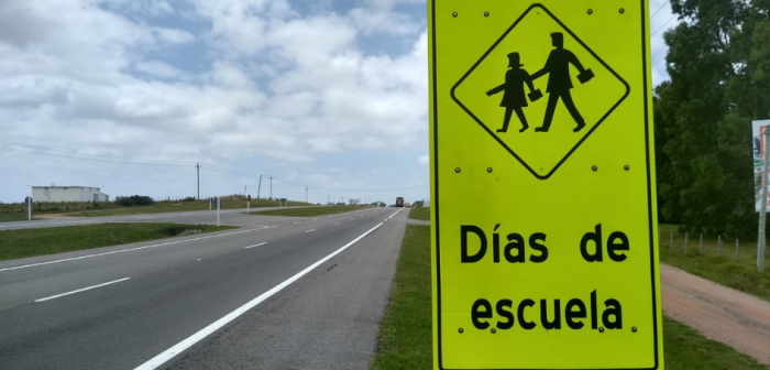 Cartel advirtiendo presencia de Escuela en ruta nacional