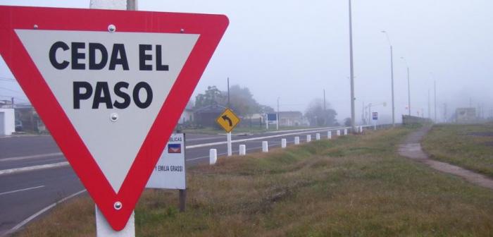 Cartel de Ceda el paso en primer plano Cartel de Ceda el paso en primer plano